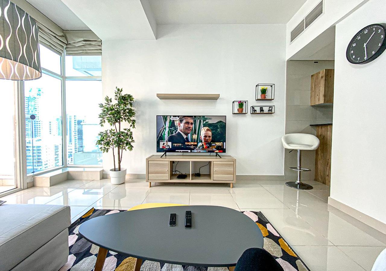 Walk To The Beach Or Enjoy The Amazing View From The Balcony Apartment Dubai Bagian luar foto