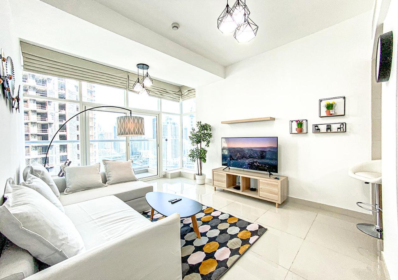 Walk To The Beach Or Enjoy The Amazing View From The Balcony Apartment Dubai Bagian luar foto