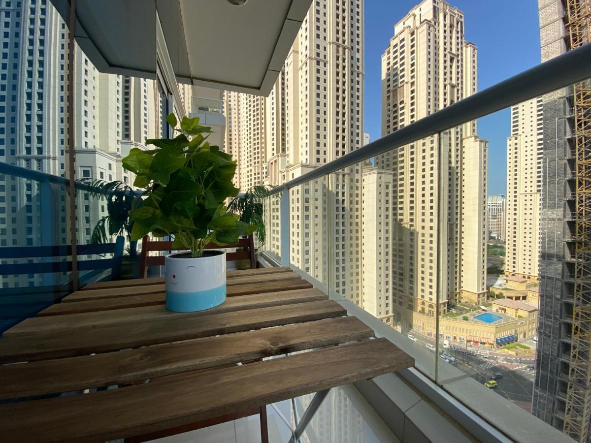 Walk To The Beach Or Enjoy The Amazing View From The Balcony Apartment Dubai Bagian luar foto