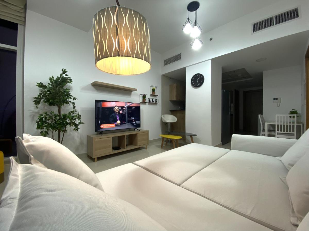Walk To The Beach Or Enjoy The Amazing View From The Balcony Apartment Dubai Bagian luar foto