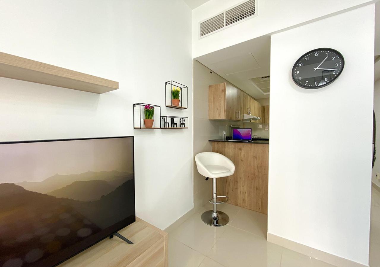 Walk To The Beach Or Enjoy The Amazing View From The Balcony Apartment Dubai Bagian luar foto