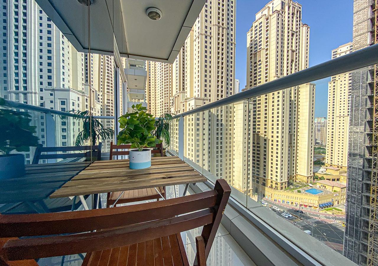 Walk To The Beach Or Enjoy The Amazing View From The Balcony Apartment Dubai Bagian luar foto