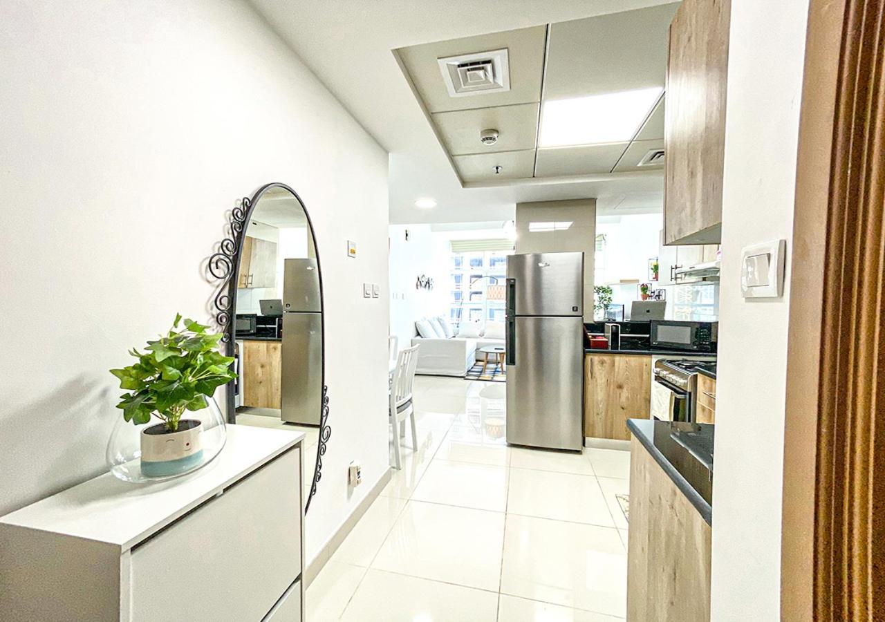 Walk To The Beach Or Enjoy The Amazing View From The Balcony Apartment Dubai Bagian luar foto