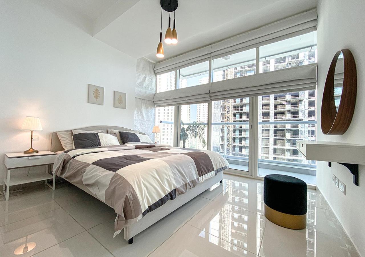 Walk To The Beach Or Enjoy The Amazing View From The Balcony Apartment Dubai Bagian luar foto