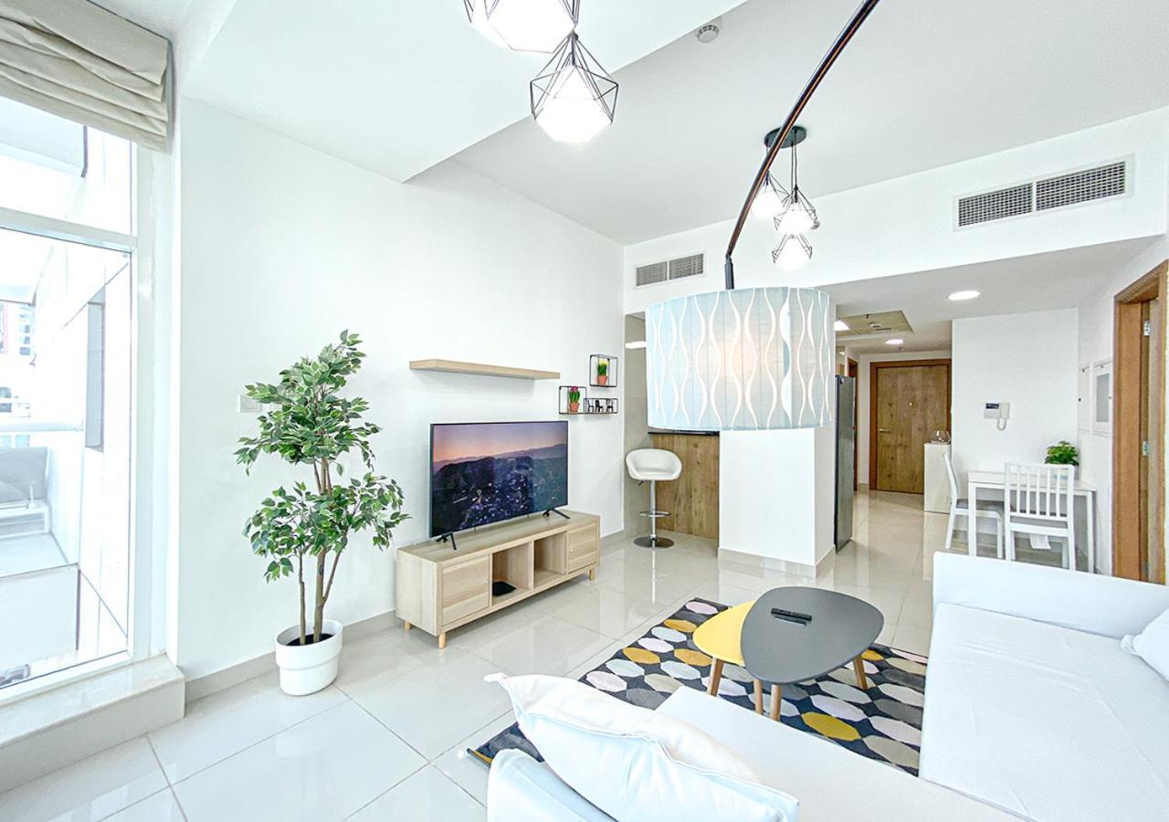 Walk To The Beach Or Enjoy The Amazing View From The Balcony Apartment Dubai Bagian luar foto